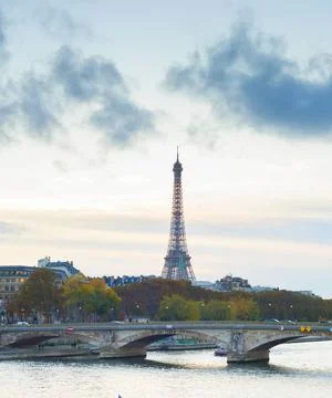 Sienna river Paris Eiffel tower Sienna river, Paris skyline with Eiffel to... Foto stock