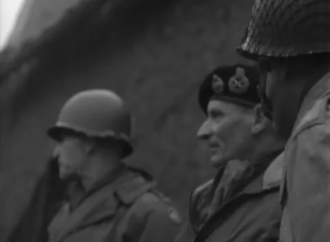 SIERSDORF - 1945: Command post visit - Allied officers confer closely Stockbeeldmateriaal 343848739