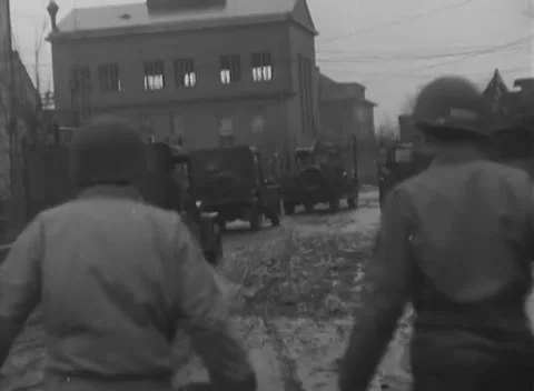 SIERSDORF - 1945: Command post visit - Jeeps stand in a rutted yard 库存影片 343848748