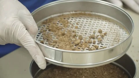 Sifting the mixture for preparing aerated concrete 스톡 동영상 275552547