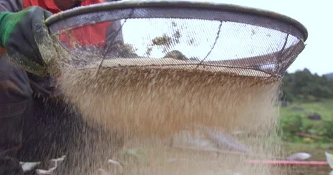 Sifting sand through a sieve, slow motion 스톡 동영상 290284705