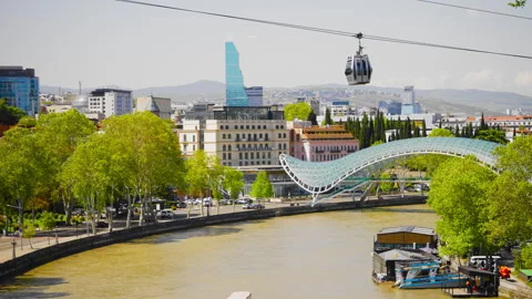 Sightseeing boat below the Bridge of Peace, Tbilisi Vídeos de archivo 345097689