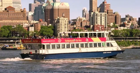Sightseeing boat in the New York Harbor with Brooklyn skyline in the background Vídeo Stock 77262353