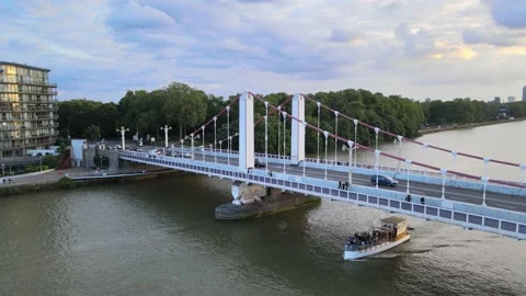 Sightseeing boat with tourists floating under Chelsea bridge Video stock 160175824