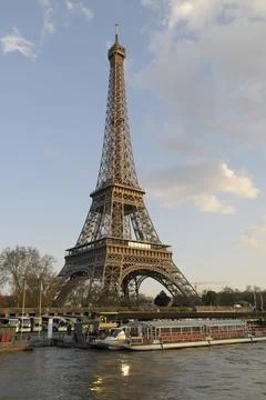 Sightseeing boats and the Eiffel Tower, Paris, le-de-France, France Foto stock