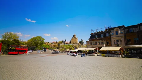 Sightseeing bus on Gorgasali Square below Metekhi church, Tbilisi Vídeo Stock 345097886