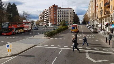 Sightseeing bus in the streets of Madrid 動画素材 86256059