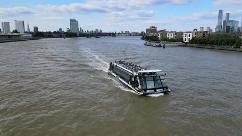 Sightseeing tour ship on wide flow of Thames river Stock-Footage 160241750