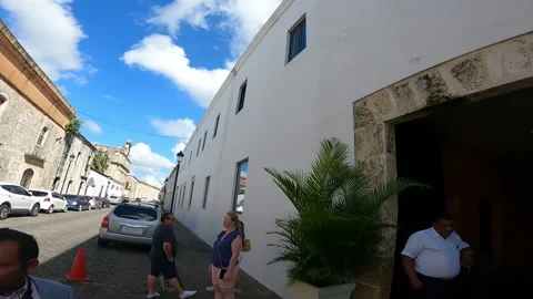 A sightseeing tour trough old town of Santo Domingo. Vídeo Stock 234683489