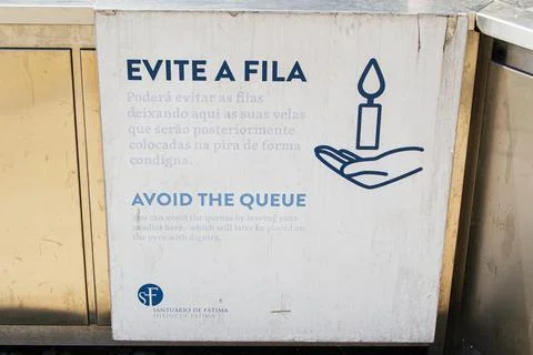 Sign about leaving candles to avoid queues at Fatima, Portugal Foto stock
