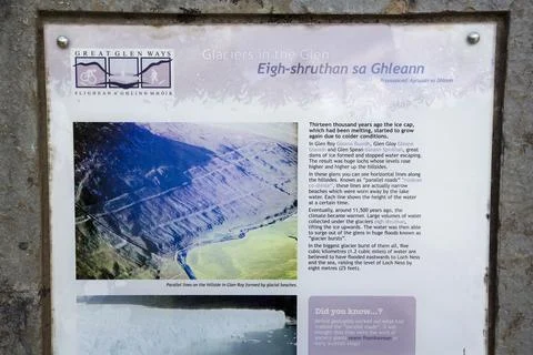A sign about the parallel roads of glen Roy, lines left on the landscape by a 库存照片
