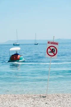 A sign on the beach is not allowed to swim! Foto stock