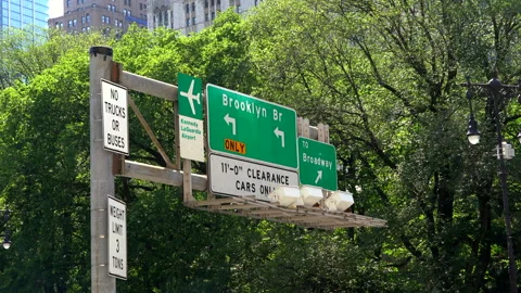 Sign board for Brooklyn Bridge. Vídeos de archivo 336271765
