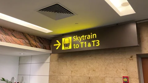 Sign board to Sky Train at Changi International Airport in Singapore. Vídeos de archivo 314335504