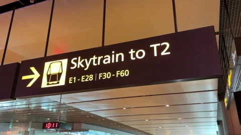Sign board to Terminal 2 Sky Train at Singapore Changi Airport. Vídeos de archivo 314389035