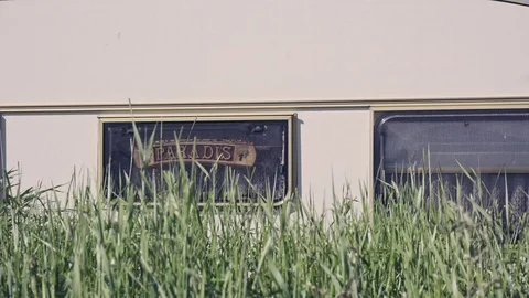 Sign in a caravan window with Paradis written on it. Vidéo 107765356