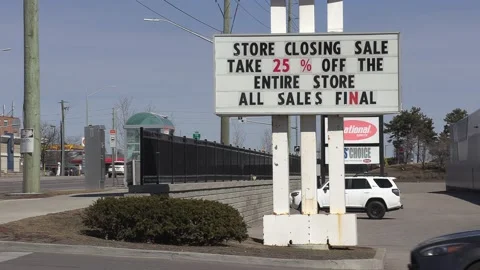 Sign on closing retail store during COVID recession lockdown Stockbeeldmateriaal 150288798