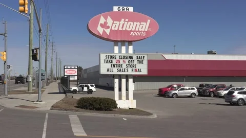 Sign on closing retail store during COVID recession lockdown Vidéo 150288968