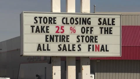 Sign on closing retail store during COVID recession lockdown 库存影片 150289368