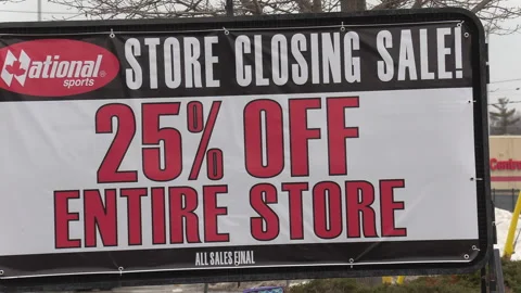 Sign on closing retail store during COVID pandemic recession 库存影片 150348458