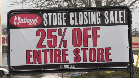 Sign on closing retail store during COVID pandemic recession 動画素材 150348954