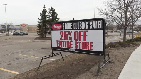 Sign on closing retail store during COVID pandemic recession Vidéo 150361011