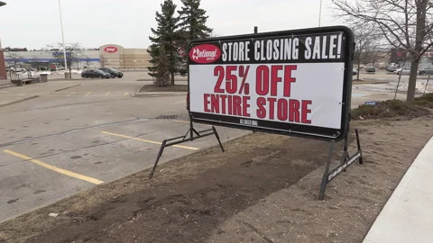 Sign on closing retail store during COVID pandemic recession Vidéo 150362446