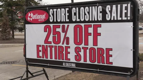 Sign on closing retail store during COVID pandemic recession Vidéo 150362990