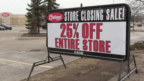 Sign on closing retail store during COVID pandemic recession Video stock 150365322