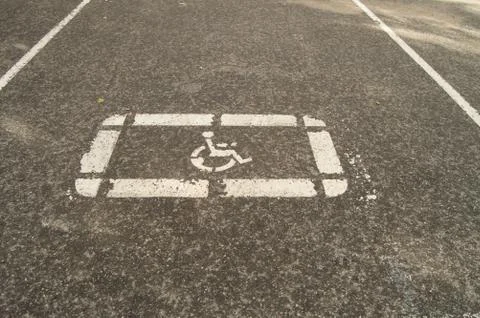 Sign disabled Parking on the pavement of an empty Parking lot Foto stock