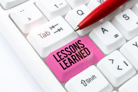 Sign displaying Lessons LearnedPromote share and use knowledge derived from Foto stock