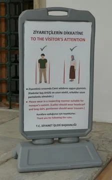 Sign explaining dress code for entering mosque in two languages Stockfoto's