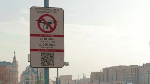 Sign to fly on quadrocopters drones is forbidden Moscow center Vídeo Stock 164495723
