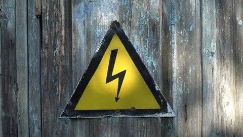 Sign High Voltage Warning With Lightning Arrow Placed On an Old Wooden Door. 스톡 동영상 112198403