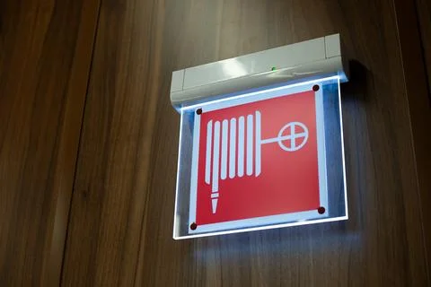 Sign indicates location of fire hydrant, including fire hose and nozzle. Re.. Foto stock