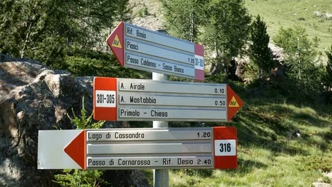 Sign indicating trail on the mountain. Stock-Footage 79580179