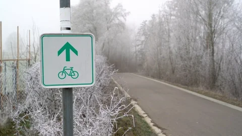 Sign indication cycle path during winter, Heuchlingen, Germany. Vídeo Stock 102647806