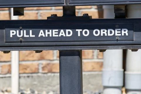 Sign instructing people to pull forward to order Stock-Fotos