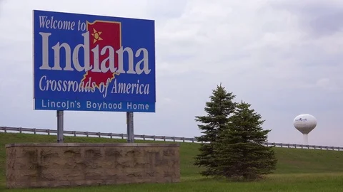 A sign on an interstate welcomes visitors to the state of Indiana. Stock-Footage 79407104