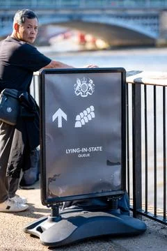 A sign for the Lying in State queue along the South Bank of the River Thames Stock Photos