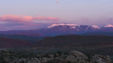 A sign with a mountain in the background 動画素材 156016772