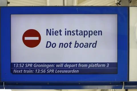 Sign at platform with 'Do not board' or Niet Instappen in Dutch Stock Photos