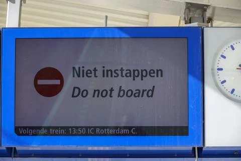 Sign at platform with 'Do not board' or Niet Instappen in Dutch Stock Photos