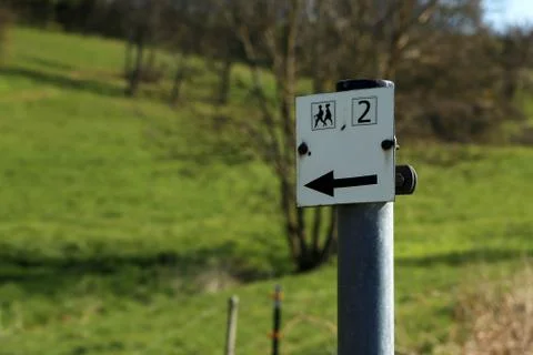 The sign is a route pointer for travellers 库存照片