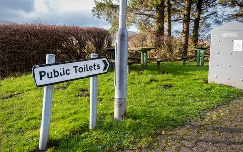 Sign showing the direction to public toilets at a picnic area Foto stock