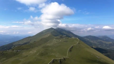 A sign on the side of a mountain Vidéo 156846479
