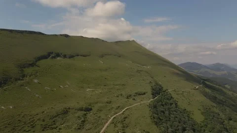 A sign on the side of a mountain Видео 156847548