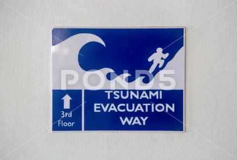 Sign tsunami evacuation way Stock Photos