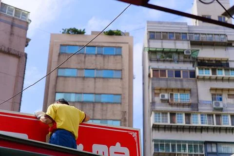Sign Worker Seen from Behind Replacing Sign in Taipei Stock-Fotos