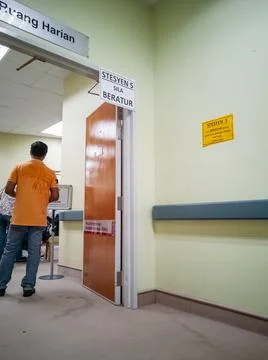 Signage to queue written in Malay at the Serdang Hospital during vaccination Foto stock